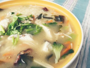 Ev yapımı pirinç çorbası ile sebze ve kral balık beyaz kase. Tay tarzında gıda.