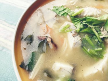 Ev yapımı pirinç çorbası ile sebze ve kral balık beyaz kase. Tay tarzında gıda.