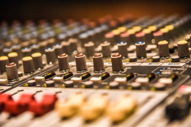 Dijital ses ses karıştırıcı ve amplifikatör ekipman veya müzik karıştırıcı ekolayzer konsolunda kapatın. Ses teknisyeni ses karıştırıcısı ekolayzer denetimi arka plan için. Stüdyo müzik kayıt konsepti