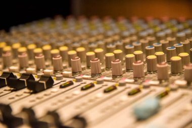 Dijital ses ses karıştırıcı ve amplifikatör ekipman veya müzik karıştırıcı ekolayzer konsolunda kapatın. Ses teknisyeni ses karıştırıcısı ekolayzer denetimi arka plan için. Stüdyo müzik kayıt konsepti