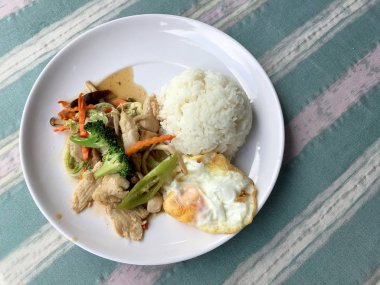 Tayland pirinç Yasemin ve yağ kontrol insanlar gıda olarak beyaz tabak kızarmış yumurta ile tavada kızartılmış sebzeler.