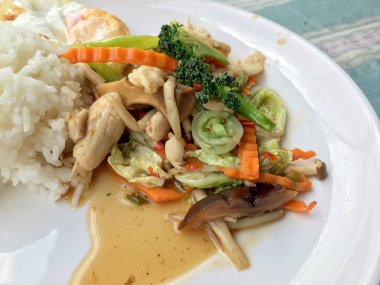 Tayland pirinç Yasemin ve yağ kontrol insanlar gıda olarak beyaz tabak kızarmış yumurta ile tavada kızartılmış sebzeler.