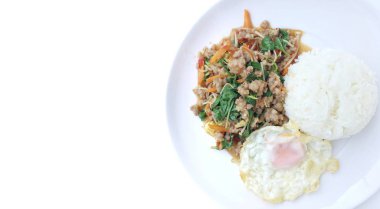 kızarmış sebze tofu karışık pirinç ve ahşap arka plan üzerinde beyaz tabak kızarmış yumurta. Vejetaryen yiyecekler, sağlıklı gıda.