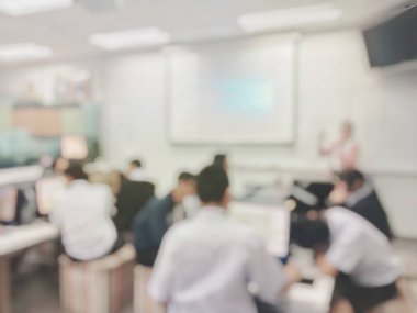 bulanık görüntü yönetmenleri, eğitim insanlar, iş takım, çalışanlar, konferans odasında otururken veya toplantı salonu ofiste grup tartışma ve beyin fırtınası için genç meslektaşları kurulu.
