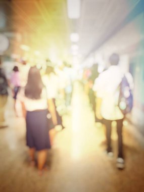 İnsanların tren istasyonu salonunda tren bekliyorsun bulanık görüntü