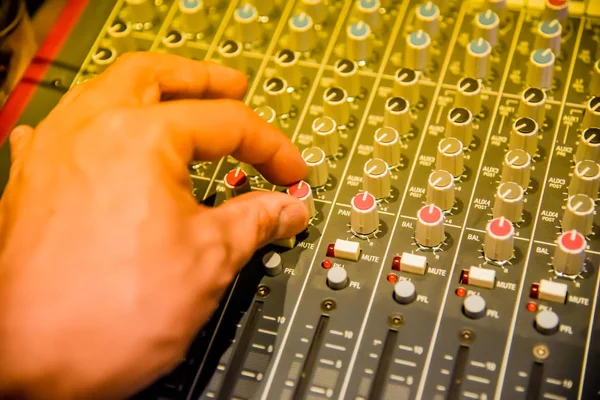声音工程师的特写手调整音频调音台控制器为现场音乐和演播室设备 这是一个高质量的音频系统的专业人员 控制室的复古色调与效果灯 — 图库照片