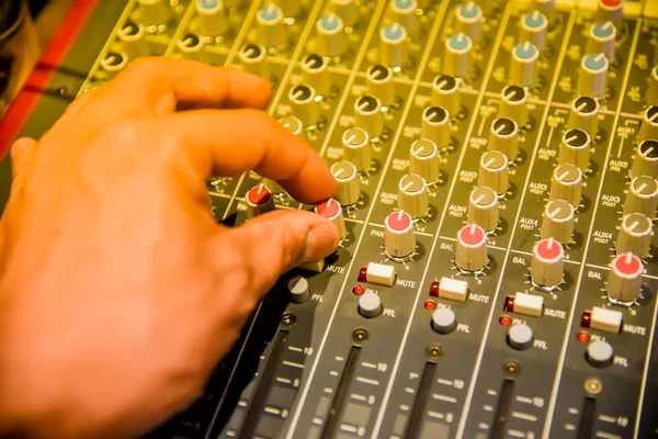 Nahaufnahme Hände Des Tontechnikers Der Den Audio Mischpult Controller Für — Stockfoto