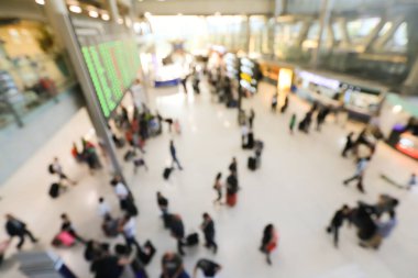 bulanık görüntü kalabalık kişi veya Uluslararası Havaalanı terminal ile ışık güzel bokeh uçuşta bir Bagaj ile yürüyüş yolcu seyahat, reklam ve kavram seyahat.