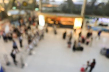 bulanık görüntü kalabalık kişi veya Uluslararası Havaalanı terminal ile ışık güzel bokeh uçuşta bir Bagaj ile yürüyüş yolcu seyahat, reklam ve kavram seyahat.
