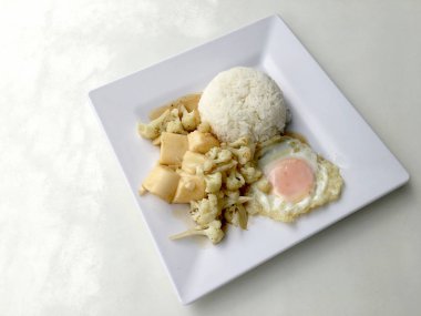 Karıştırın kızarmış Tofu Çin tarzı, derin kızarmış Tofu sosu soslu karnabahar ve Tay tarzında kızarmış yumurta beyaz arka plan üzerinde beyaz plaka ile tofu karıştırın kızarmış. Vejetaryen yiyecekler, sağlıklı gıda.