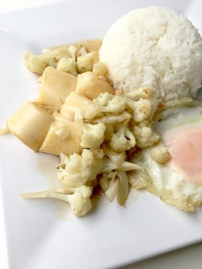 Karıştırın kızarmış Tofu Çin tarzı, derin kızarmış Tofu sosu soslu karnabahar ve Tay tarzında kızarmış yumurta beyaz arka plan üzerinde beyaz plaka ile tofu karıştırın kızarmış. Vejetaryen yiyecekler, sağlıklı gıda.