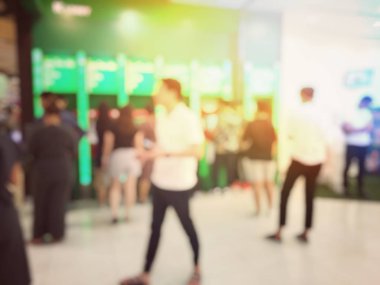 Uçuş için bekleyen Havaalanı salonunda bulanık insanlar