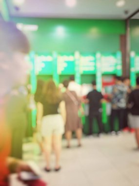 Uçuş için bekleyen Havaalanı salonunda bulanık insanlar