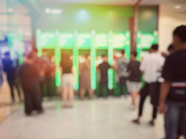 Uçuş için bekleyen Havaalanı salonunda bulanık insanlar