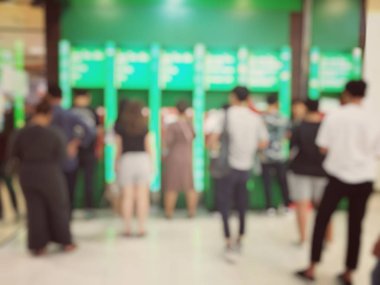 Uçuş için bekleyen Havaalanı salonunda bulanık insanlar