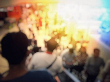 Uçuş için bekleyen Havaalanı salonunda bulanık insanlar