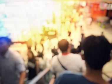 Uçuş için bekleyen Havaalanı salonunda bulanık insanlar