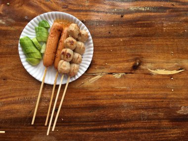 Tay köfte ve sosis sopa üzerinde. Tayland Gıda