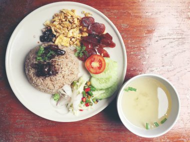 Karışık pişmiş pirinç karidesli sosu yapıştırın 