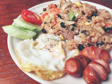 Karışık pişmiş pirinç karidesli sosu yapıştırın 