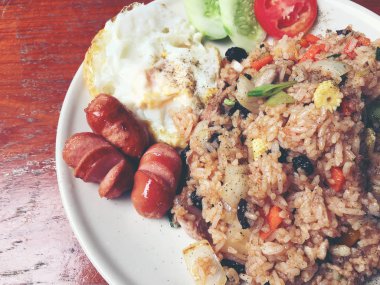 Karışık pişmiş pirinç karidesli sosu yapıştırın 