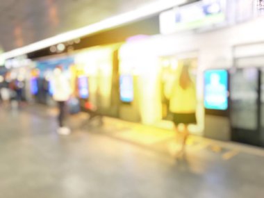 İnsanların tren istasyonu salonunda tren bekliyorsun bulanık görüntü