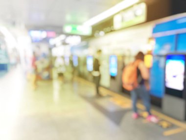İnsanların tren istasyonu salonunda tren bekliyorsun bulanık görüntü