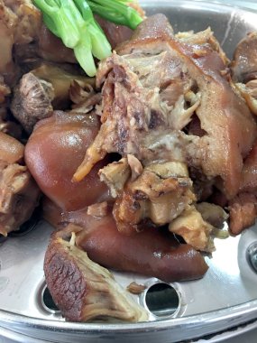 Demlenmiş domuz bacak 