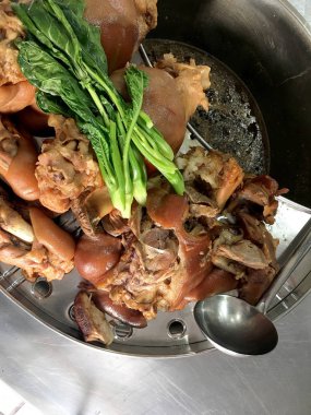 Demlenmiş domuz bacak 