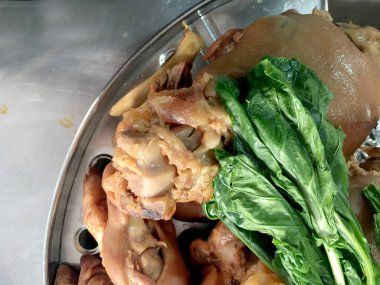 Demlenmiş domuz bacak 