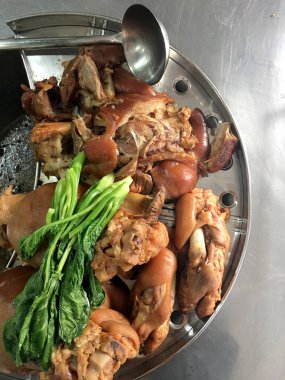 Demlenmiş domuz bacak 