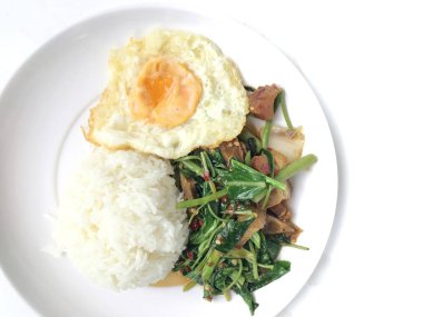 Fry stir Kai arazi ve gevrek domuz eti, beyaz arka plan üzerinde beyaz tabak kızarmış pilav pilav ile karıştırın. Tay tarzında gıda.