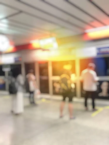 Wazig Beeld Van Mensen Trein Stationshal Wachten Trein — Stockfoto