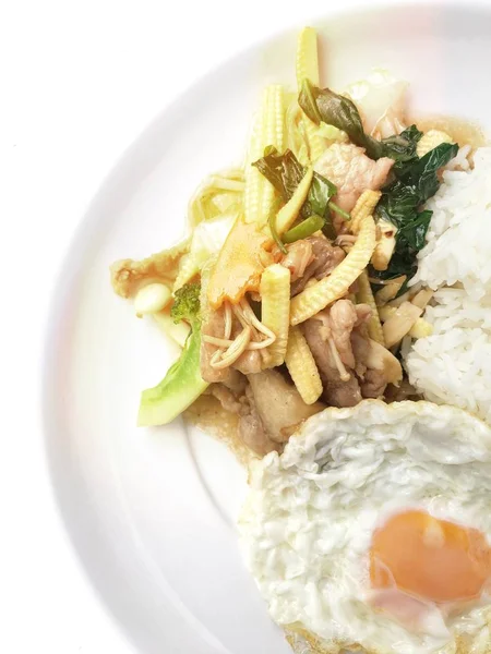 Mezcla de verduras fritas con carne y huevo frito con arroz en plato blanco sobre fondo de madera. Alimentos tailandeses para la salud . —  Fotos de Stock