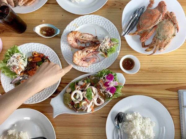 Familie Vrienden Zomer Partij Zeevruchten Diner Instellen Flat Lay Van — Stockfoto