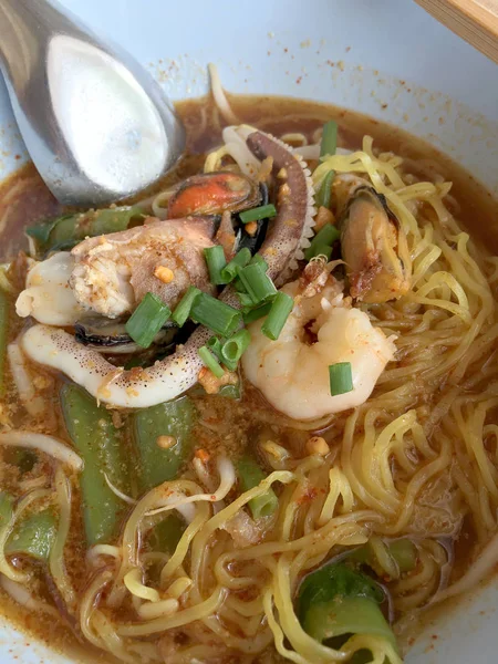 Délicieuse Soupe Asiatique Épicée Aux Nouilles Aux Fruits Mer Avec — Photo