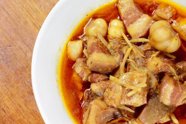 Gaaeng asmak Laeh Moo olarak adlandırılan Kuzey Tayland yerel bir Kuzey tarzı asmak yatıyordu Curry ile Tay ot, çizgili domuz eti, ahşap masa üzerinde bir kapta soğan turşusu yemektir. Tay geleneksel yerel Kuzey gıda