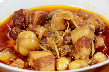 Gaaeng asmak Laeh Moo olarak adlandırılan Kuzey Tayland yerel bir Kuzey tarzı asmak yatıyordu Curry ile Tay ot, çizgili domuz eti, ahşap masa üzerinde bir kapta soğan turşusu yemektir. Tay geleneksel yerel Kuzey gıda