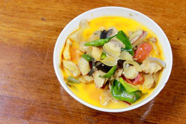 Baharatlı Tom Yum çorba içinde ot ile beyaz darbe, bir baharatlı açık çorbası tipik Tayland ve No.1 Tayland yemek mutfağı, sıcak ve ekşi çorbası. Popüler Tay mutfağı, geleneksel yemek mutfağı Tayland,