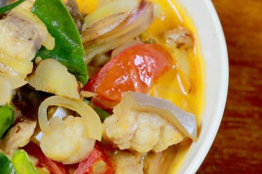 Baharatlı Tom Yum çorba içinde ot ile beyaz darbe, bir baharatlı açık çorbası tipik Tayland ve No.1 Tayland yemek mutfağı, sıcak ve ekşi çorbası. Popüler Tay mutfağı, geleneksel yemek mutfağı Tayland,