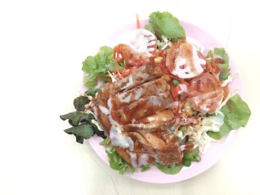 Sezar salatası ile kafeterya arka plan ile plaka üzerinde ızgara tavuk.