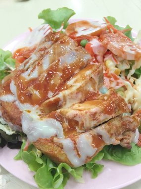 Sezar salatası ile kafeterya arka plan ile plaka üzerinde ızgara tavuk.