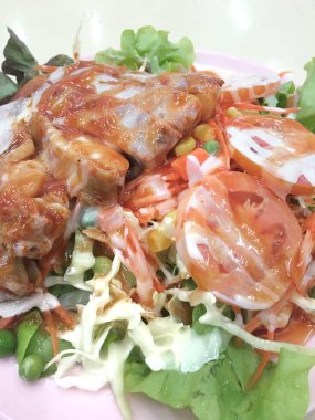 Sezar salatası ile kafeterya arka plan ile plaka üzerinde ızgara tavuk.