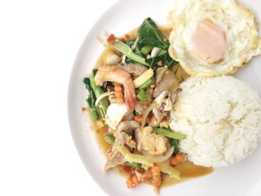 karışık sebze ve pirinç eski ahşap masa üzerinde beyaz tabak içinde Tay tarzında kızarmış yumurta ile tavada kızartılmış tavuk. Asya Tayland gıda.