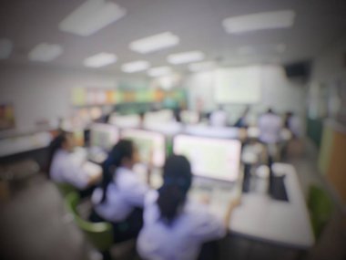 Eğitim kavramı, arka plan bulanık görüntü okuyan öğrenciler ve iş soyut ve büyük salonu meslek seminer ekran ve bilgi göstermek için projektör ile tartışmak.