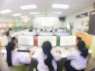Eğitim kavramı, arka plan bulanık görüntü okuyan öğrenciler ve iş soyut ve büyük salonu meslek seminer ekran ve bilgi göstermek için projektör ile tartışmak.
