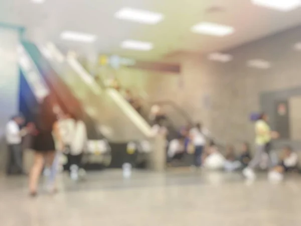 Personas Borrosas Sala Del Aeropuerto Esperando Vuelo —  Fotos de Stock