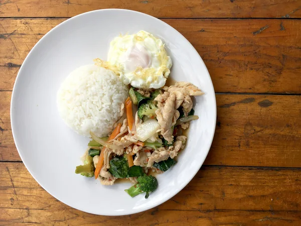 Ayam Goreng Dengan Sayuran Campur Dan Telur Goreng Dalam Gaya — Stok Foto