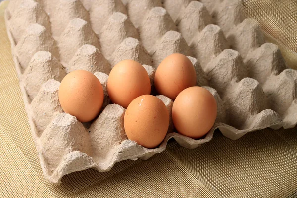 农场生鲜鸡蛋在30盒纸早餐准备炒鸡蛋煎蛋卷煎蛋 并有空白的空间为鸡蛋在奶油织物的背景 — 图库照片