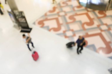 bulanık görüntü kalabalık kişi veya Uluslararası Havaalanı terminal ile ışık güzel bokeh uçuşta bir Bagaj ile yürüyüş yolcu seyahat, reklam ve kavram seyahat.